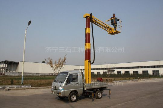 點擊查看詳細信息<br>標題：小型高空作業(yè)車 閱讀次數：2430